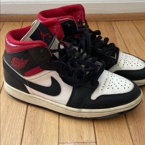 Retro 1 Jordan Red and White Sneakers